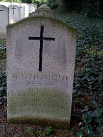 Original headstone prior to replacement in 2003