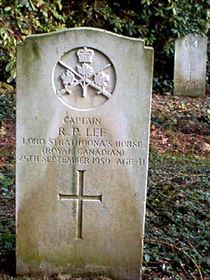 Original headstone prior to replacement in 2003