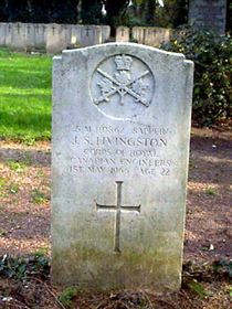 Original headstone prior to replacement in 2003