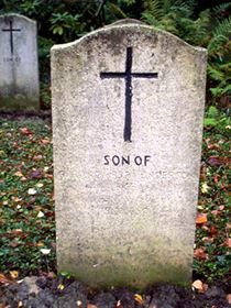 Original headstone prior to replacement in 2003