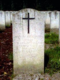Original headstone prior to replacement in 2003