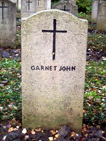 Original headstone prior to replacement in 2003