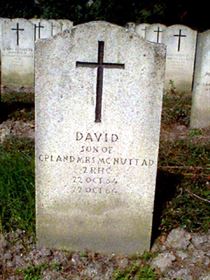 Pierre tombale originale, remplacée en 2003