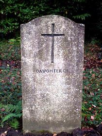 Pierre tombale originale, remplacée en 2003