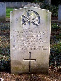 Original headstone prior to replacement in 2003