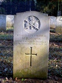 Original headstone prior to replacement in 2003