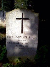 Original headstone prior to replacement in 2003