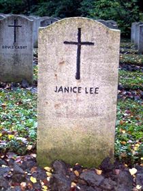 Original headstone prior to replacement in 2003