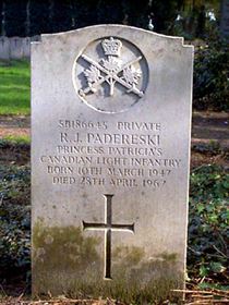 Original headstone prior to replacement in 2003