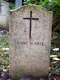 Pierre tombale originale, remplacée en 2003