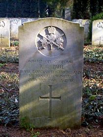 Original headstone prior to replacement in 2003