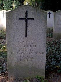 Original headstone prior to replacement in 2003