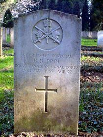 Original headstone prior to replacement in 2003