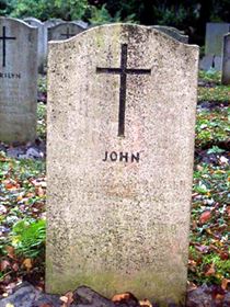 Original headstone prior to replacement in 2003