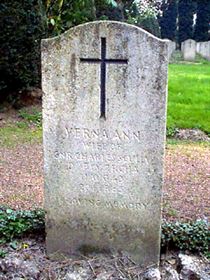 Original headstone prior to replacement in 2003