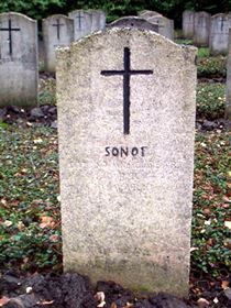 Original headstone prior to replacement in 2003