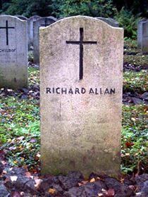 Original headstone prior to replacement in 2003