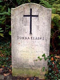 Original headstone prior to replacement in 2003