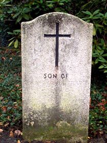 Pierre tombale originale, remplacée en 2003