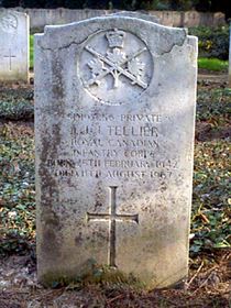 Original headstone prior to replacement in 2003