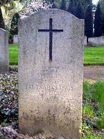 Original headstone prior to replacement in 2003