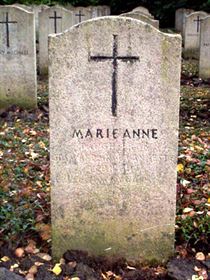 Original headstone prior to replacement in 2003