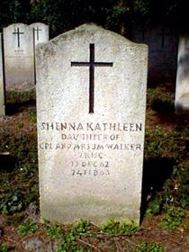 Original headstone prior to replacement in 2003