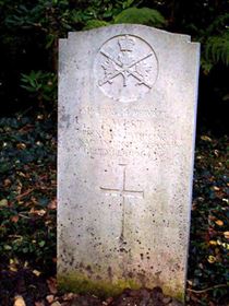 Original headstone prior to replacement in 2003