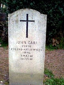 Pierre tombale originale, remplacée en 2003