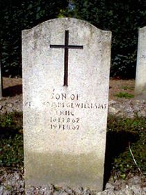 Original headstone prior to replacement in 2003