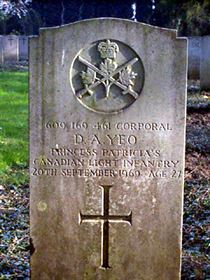 Original headstone prior to replacement in 2003