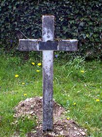 Original headstone prior to replacement in 2003