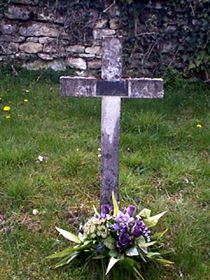 Original headstone prior to replacement in 2003