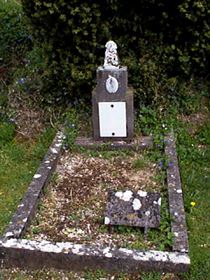 Original headstone prior to replacement in 2003
