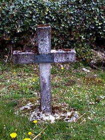 Original headstone prior to replacement in 2003