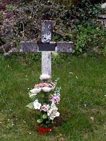Original headstone prior to replacement in 2003