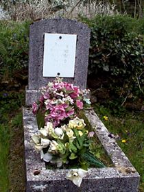 Original headstone prior to replacement in 2003