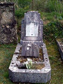 Original headstone prior to replacement in 2003