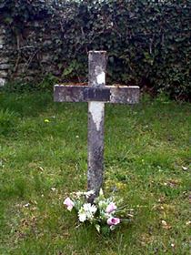Original headstone prior to replacement in 2003
