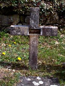 Original headstone prior to replacement in 2003