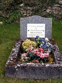 Original headstone prior to replacement in 2003