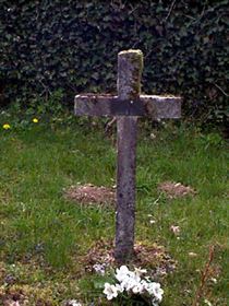 Original headstone prior to replacement in 2003