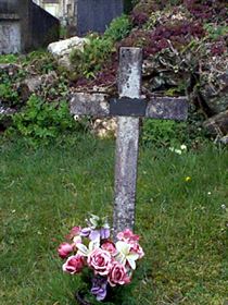 Original headstone prior to replacement in 2003