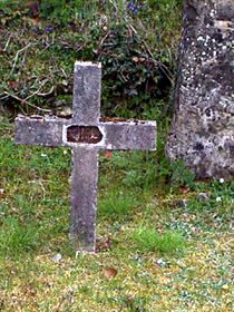 Original headstone prior to replacement in 2003