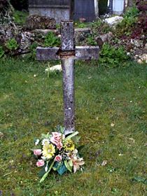 Original headstone prior to replacement in 2003