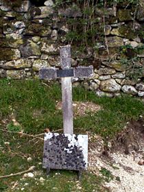 Original headstone prior to replacement in 2003