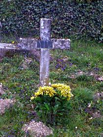 Original headstone prior to replacement in 2003