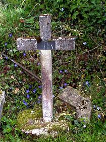 Original headstone prior to replacement in 2003