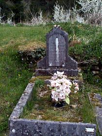 Original headstone prior to replacement in 2003