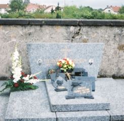 Headstone of Elise Nee Mancine Legault.